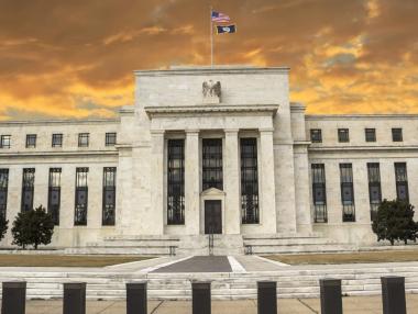 Икономисти очакват Фед да понижи лихвите по-късно и слабо