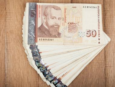 Фирмите и хората взимат по-малко, но по-големи кредити