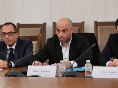 „Да не ви е бащиния?“: Шефът на КЗП понесе остри политически критики заради (без)действията си