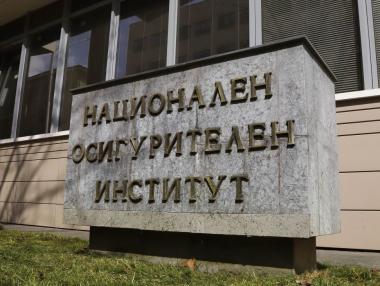 Средният осигурителен доход в България доближава 1600 лв.