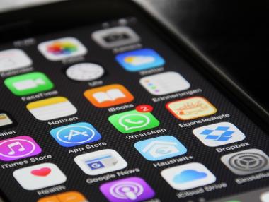 Apple премахна WhatsApp и Threads от магазина си за приложения в Китай
