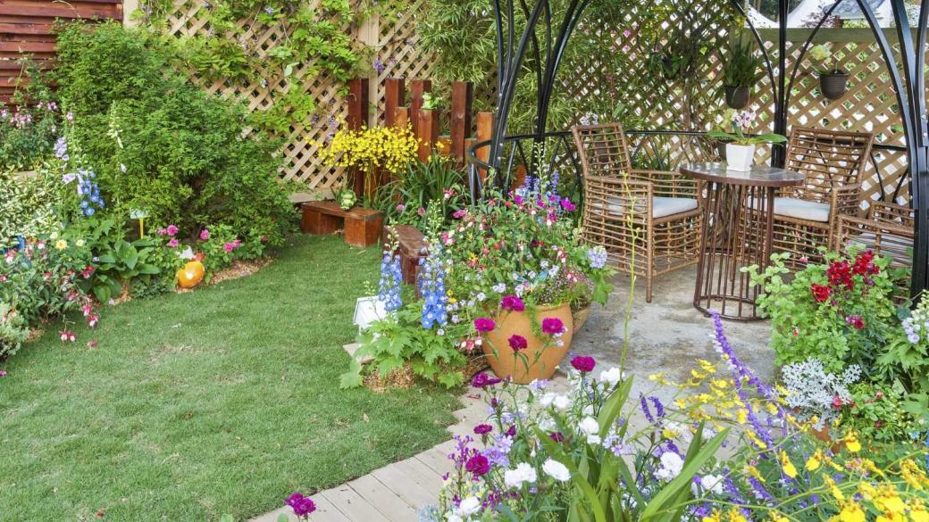 Как да превърнем двора си в оазис за горещите летни дни?
