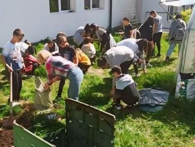 Смолянски ученици с миниплантация от мурсалски чай