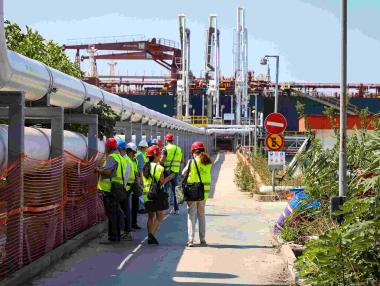 НАП и МВР влязоха в складовете на „Лукойл“