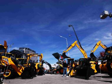 КЗК проверява картел на пазара на строителни машини