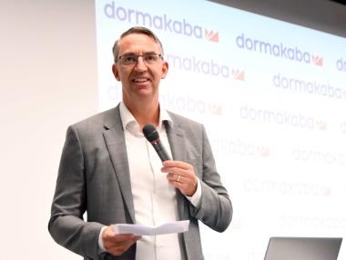 Швейцарско-германската dormakaba разширява завода си в Нови Хан