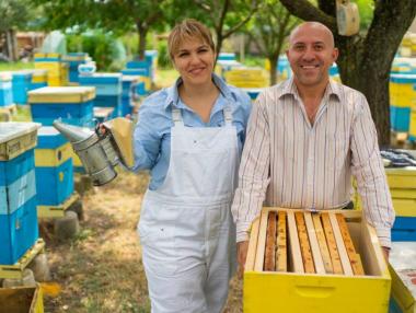 Сладкият пчелен бизнес на семейство Пътови от Тръстеник