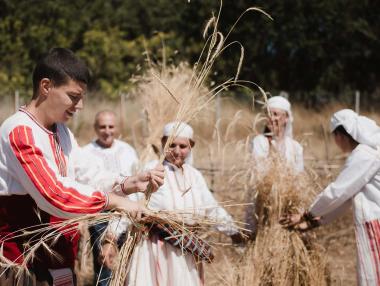 Предай нататък: Филип и неговата фолклорна къща с мисия