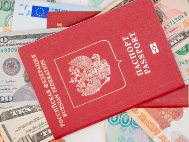 Милиарди банкноти в долари и евро продължават да влизат в Русия