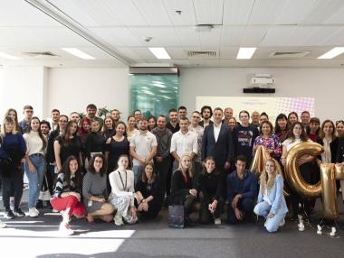 24 стажанти започват работа във Vivacom