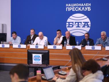 Таксиметровите шофьори заплашват да блокират основни пътища в цяла България