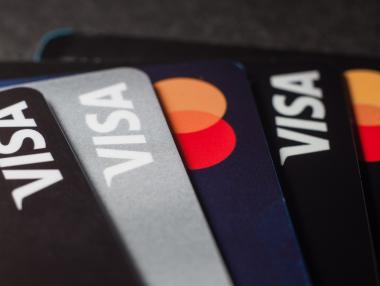 Еврокомисията разследва таксите на Visa и Mastercard