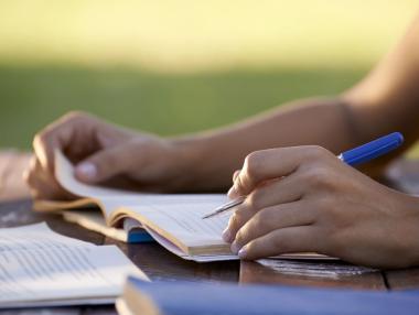 Образование по български: ниският успех в дипломата носи висока заплата