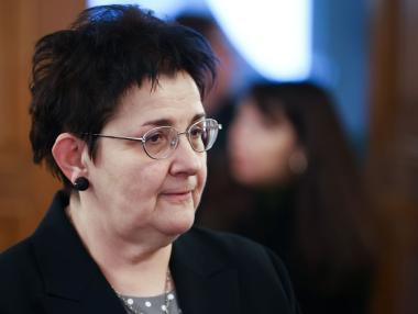 Служебният кабинет бави плащания и прехвърля средства в опит да свие дефицита