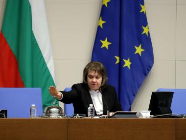 Парламентът набързо сформира бюджетна комисия, но без председател