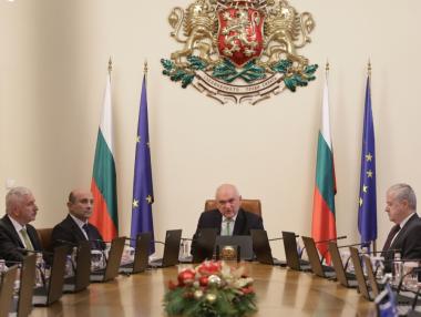 Вечерни новини: Заплатите и пенсиите стават приоритетни; Размерът на пенсиите за януари е неясен