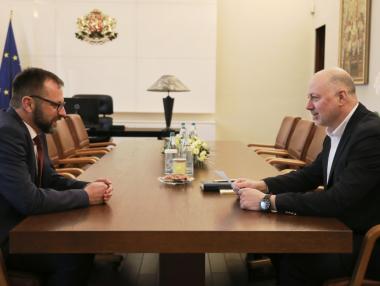 Премиерът взе на ръчно управление светлините в „Кривия тунел“