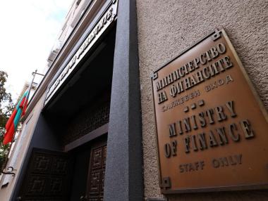 Дефицит на косъм, но фискалното управление все още виси