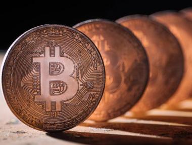 Биткойн щурмува върха от $100 000 след търговска сделка между САЩ и Великобритания