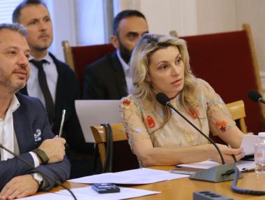 Енергийна комисия отложи безсрочно либерализацията на тока за бита