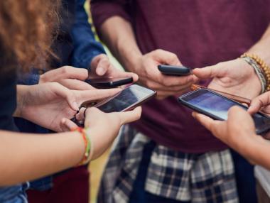 От Facebook до TikTok: Как се променя информационната диета на младите българи