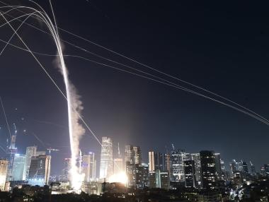 Иран отвърна на Израел с тежък ракетен обстрел