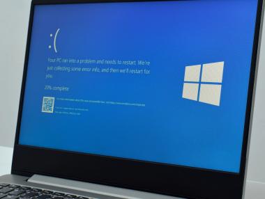 Microsoft премахва емблематичния „син екран на смъртта“