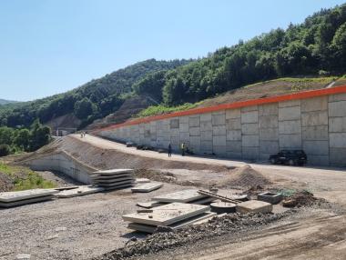 Седмични новини за транспорт: Мездра – Ботевград е частично отворен; Караджов пусна търг за 10 влака на биодизел