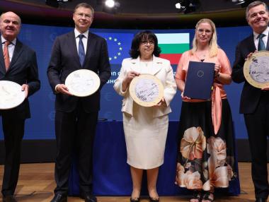 „Много добра работа“: Реакции от Европа за влизането на България в еврозоната