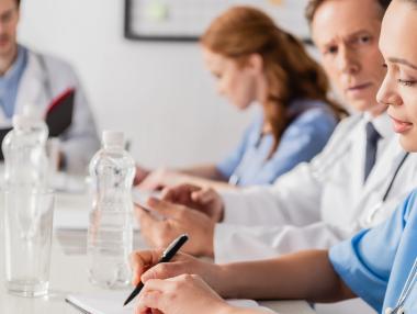 Кризата за медицински сестри ще вдигне лекарските заплати и здравната осигуровка