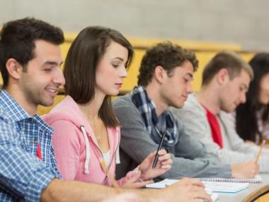 Заетостта се свива при младите и необразованите