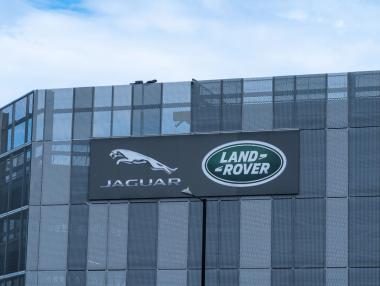 Кибератака спря производството на Jaguar Land Rover