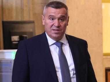 Правителството орязва наполовина домашното производство на вино