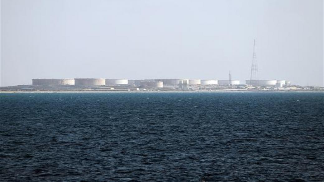 Либийските бунтовници няма да затварят петролни терминали