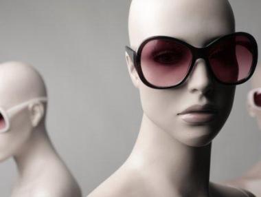 Манекени в лондонски магазини дават информация за дрехите