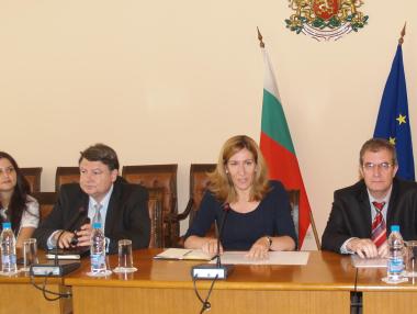 Ангелкова привлича IT-бизнеса към работата по Закона за е-управление