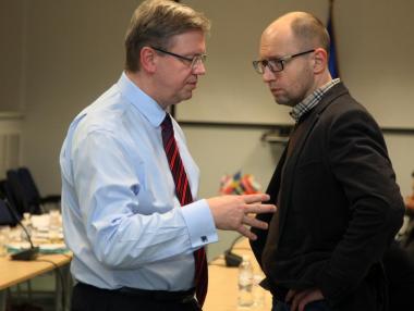 Щефан Фюле: Руските заплахи спряха договора за свободна търговия с Украйна