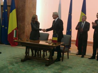 Ангелкова подписа в Букурещ за още два моста над р.Дунав