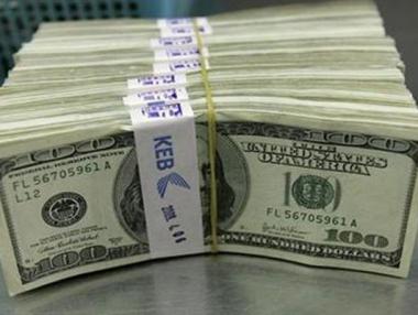 Доларът поевтиня след слабите данни от САЩ