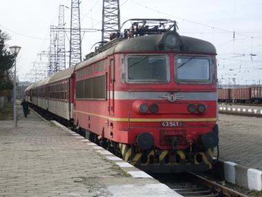 Възстановено е движението между гарите Кръстец и Радунци