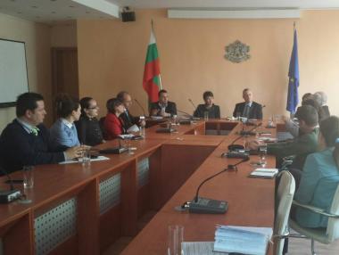 IT бизнесът иска ускорено издаване на „синя карта“ за чужди кадри