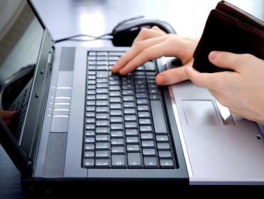 Българите не се доверяват на електронните разплащателни услуги