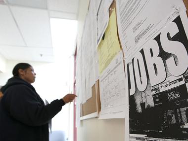 Младите безработни с 16 000 по-малко