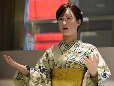 Андроидът Айко посреща клиентите в универсален магазин