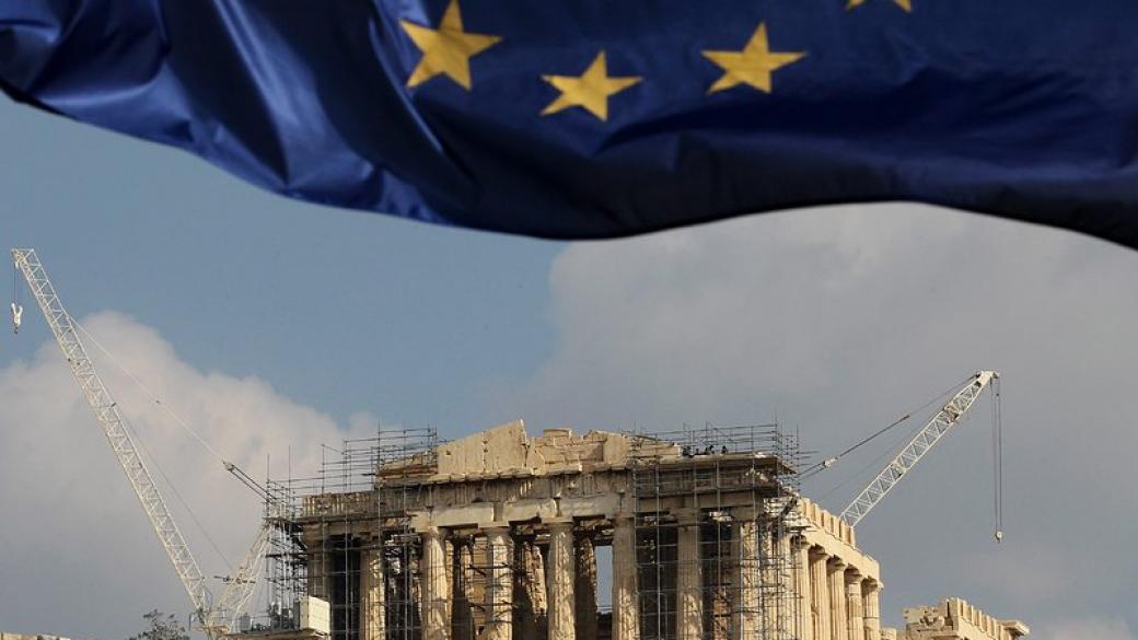 Гръцките банкови депозити се сринаха