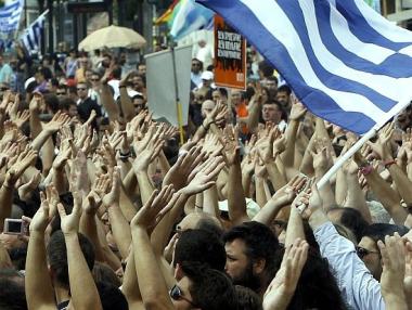 Гърците гласуват на референдум