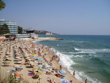 Продажбата на храни по плажовете продължава, въпреки забраните