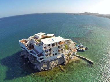 Вила върху скала с бариерен риф