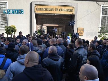 Полицаи блокираха улица в центъра на София