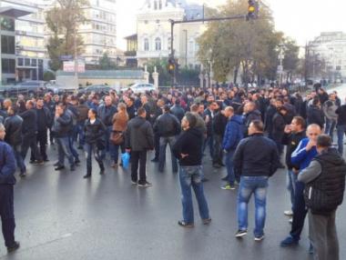 Полицаи излизат на протести в цялата страна